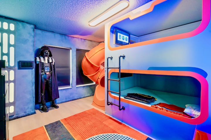 Cama litera queen con temática de Star Wars con tobogán, iluminación de efectos especiales de Roku Smart TV, sábanas de lujo y baño privado 