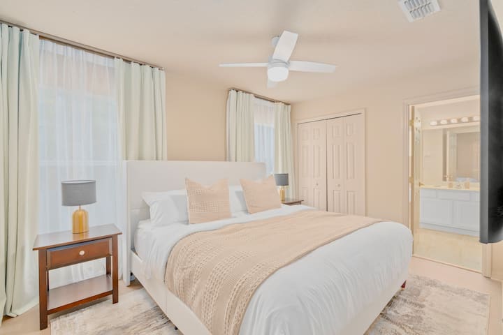 Cama tamaño king en el segundo piso con sábanas de lujo. Baño privado con ducha, TV inteligente de 55"