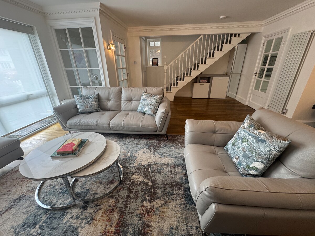 Popular Airbnb listing: Bright & Spacious 3-Bed Home in Chigwell in Chigwell