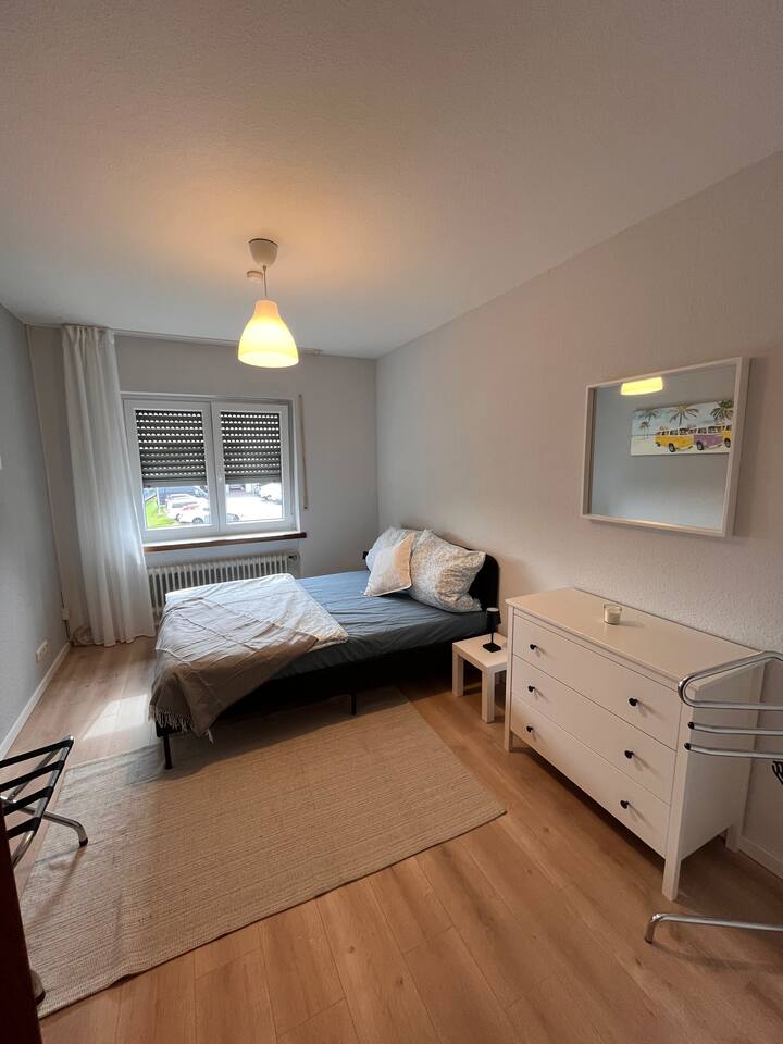 Le lit confortable de 1,4 x 2 m peut accueillir 2 personnes
