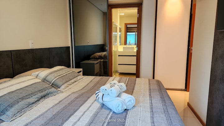 Suite avec un très grand lit confortable, du linge de maison et des serviettes de qualité supérieure.
Télévision intelligente et climatiseur chaud/froid.