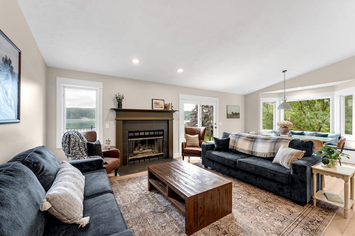 Lakefront W/ Sandbar, Hot Tub & Dock | Sleeps 12 - Horseshoe Lake, Gowen