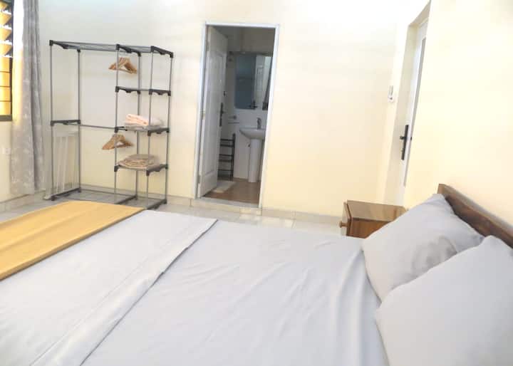 Užite si pohodlnú priestrannú spálňu.  Kúpeľňa je vlastná a je tu úložný priestor na oblečenie