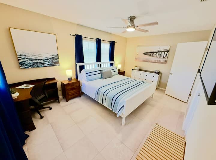 Оваа соба, исто така, е опремена со затемнети завеси кои ќе ви помогнат да спиете или да се одморите удобно.