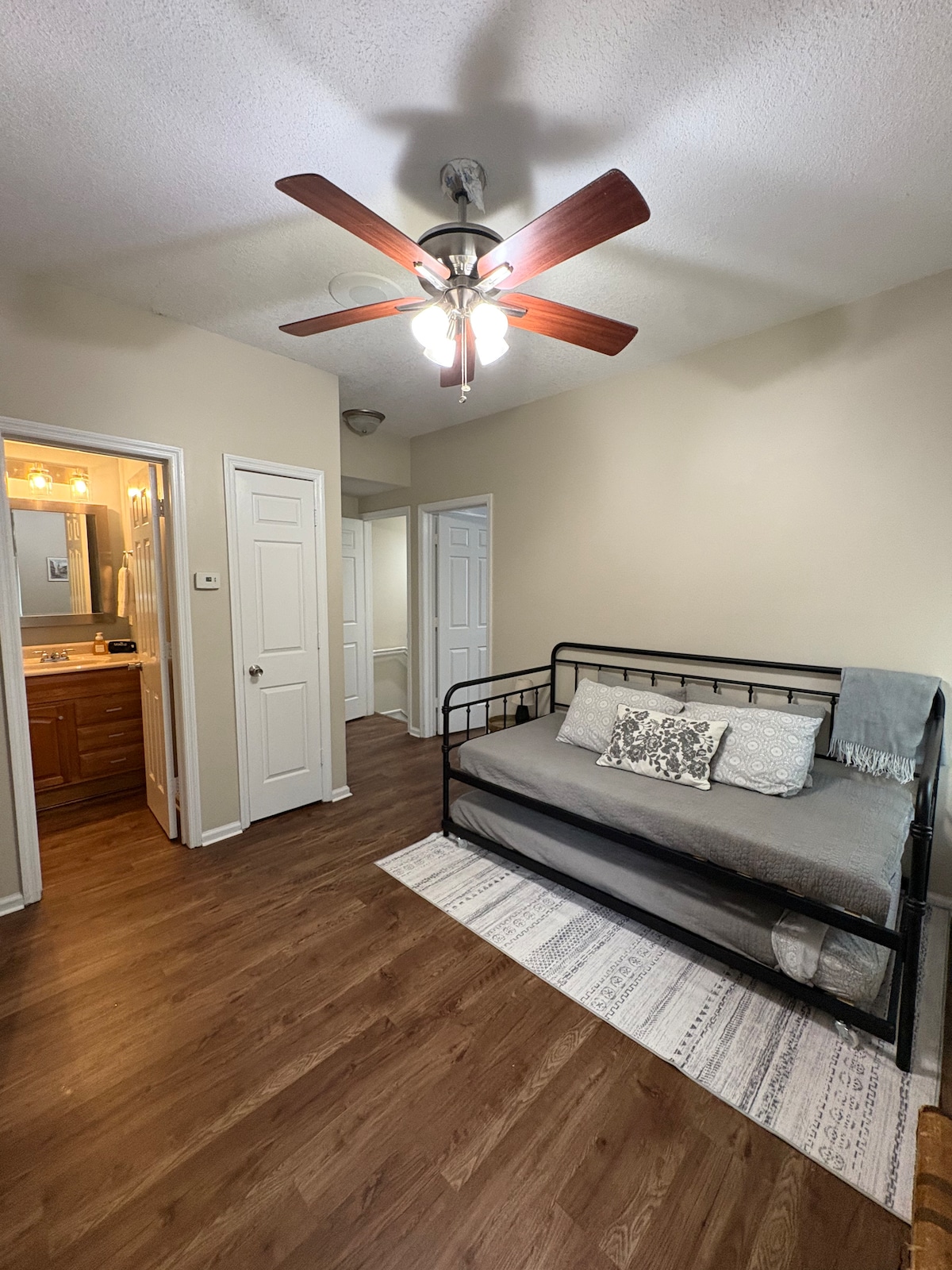 The Den (Upper Level) มีเตียงนอนเล่นพร้อมที่นอนโฟมเจลเดี่ยว 2 อันตู้เสื้อผ้า 2 ตู้และโต๊ะทำงาน ห้องน้ำเต็มรูปแบบที่ 2 อยู่ที่ "8 นาฬิกา" ในรูปนี้ ห้องนอนที่ 2 อยู่ที่ "12 นาฬิกา" และห้องสวีทใหญ่อยู่ที่ "8 นาฬิกา"