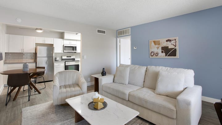 Landing | Chic 1bd, Gym - Las Vegas, NV