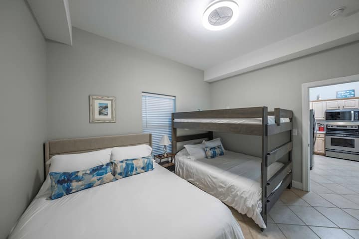 ห้องนอนกว้างขวางมีเตียงควีนไซส์ 1 เตียงและเตียงควีนไซส์แบบสองชั้น เหมาะสำหรับครอบครัวหรือกลุ่ม