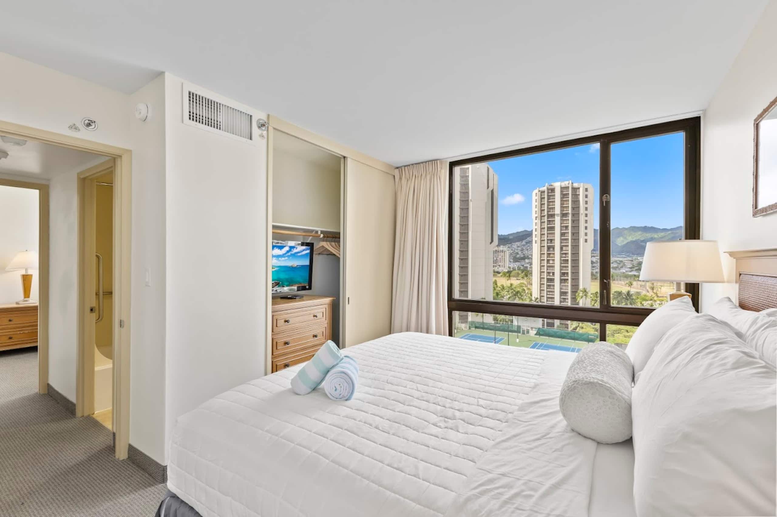 14FL-Stunning Diamond Head View-2BR-Near Beach! - Image 25