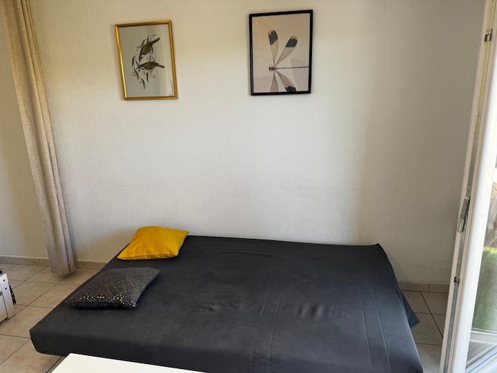 Sofá cama de dos plazas, para una estancia de 3 a 4 personas.