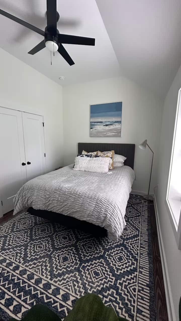 התעוררו לאור טבעי בחדר השינה השלו הזה, הכולל מיטת קווין סייז, מצעים רכים ואווירה מרגיעה.