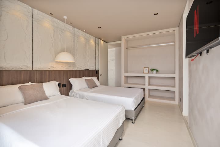 Ნომერი 2 ორადგილიანი საწოლით, საბნებით, ბალიშებით, ტელევიზორით Netflix-ით, ცალკე სააბაზანოთი და ქალაქის ულამაზესი ხედით.