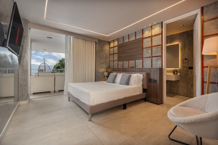 Ოთახი Queen-ის საწოლით, საბნებით, ბალიშებით, ტელევიზორით Netflix-ით, ცალკე სააბაზანოთი.