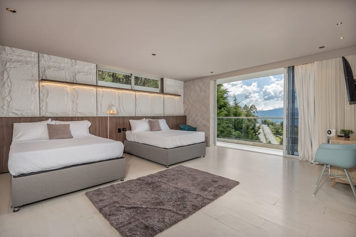 Ნომერი 2 ორადგილიანი საწოლით, საბნებით, ბალიშებით, ტელევიზორით Netflix-ით, ცალკე სააბაზანოთი და ქალაქის ულამაზესი ხედით.