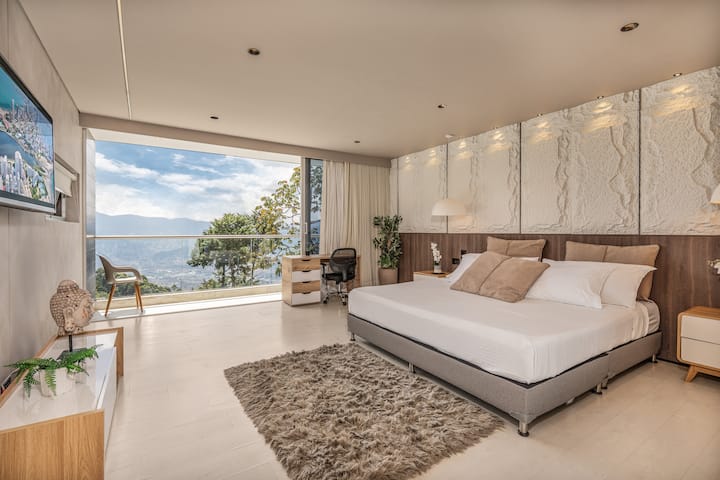 Მთავარი საძინებელი დიდი ზომის საწოლით, საბნებით, ბალიშებით, ტელევიზორით Netflix-ით, სამუშაო მაგიდით, სარკით, ცალკე სააბაზანოთი და ქალაქის ულამაზესი ხედით.