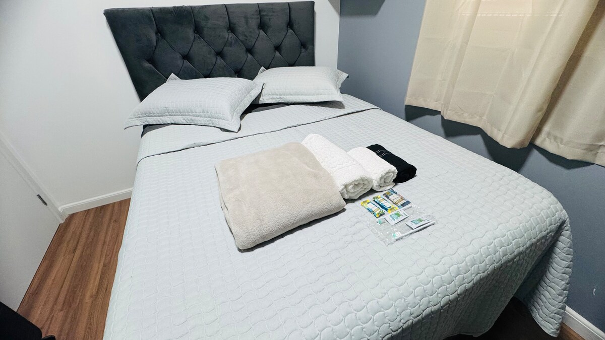 Cama doble con mayor comodidad.
Se incluyen 1 manta, 1 toalla de baño y 1 toalla facial (blanca) y 1 toalla multiusos (negra).
Viene con un kit de higiene con jabón, cepillo de dientes, pasta de dientes y champú 2 en 1.