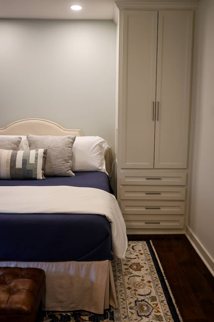 ผ่อนคลายในห้องนอนใหญ่พร้อมเตียงคิงไซส์ เครื่องเสียงที่ช่วยให้ผ่อนคลาย และที่เก็บเสื้อผ้าที่กว้างขวาง พื้นที่เก็บของในตัวช่วยให้คุณจัดของและตั้งรกรากได้อย่างสะดวกสบาย