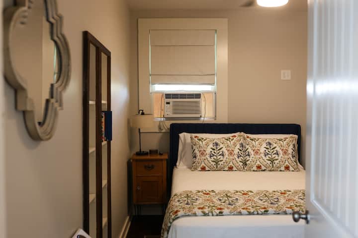 ผ่อนคลายในห้องนอนที่สองพร้อมเตียงควีนไซส์แบบปรับได้ เครื่องเสียงเพื่อการผ่อนคลาย และที่เก็บเสื้อผ้าที่กว้างขวาง มีเครื่องปรับอากาศแบบติดหน้าต่าง พัดลมติดเพดาน และเครื่องทำความร้อนแบบควบคุมอุณหภูมิในห้อง 