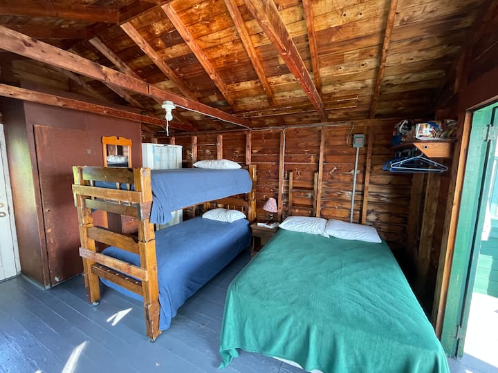 Cliffside 6 ina kitanda cha watu wawili na vitanda vya ghorofa vya mtu mmoja. Matandiko na mashuka yanatolewa. Mablanketi ya ziada pia yapo kwenye vyumba. Eneo la kuning'iniza nguo na rafu za ziada kwa ajili ya chakula, vyombo au vifaa vingine.