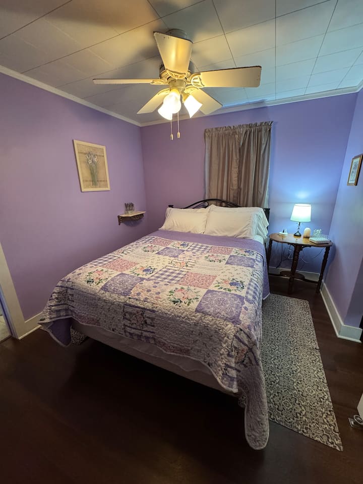 Disfruta de noches acogedoras y tranquilas en nuestra acogedora cama tamaño queen. Disfruta de mantas adicionales en los meses más fríos o del ventilador de techo en los climas más cálidos. ¡Perfecto para una escapada relajante! 