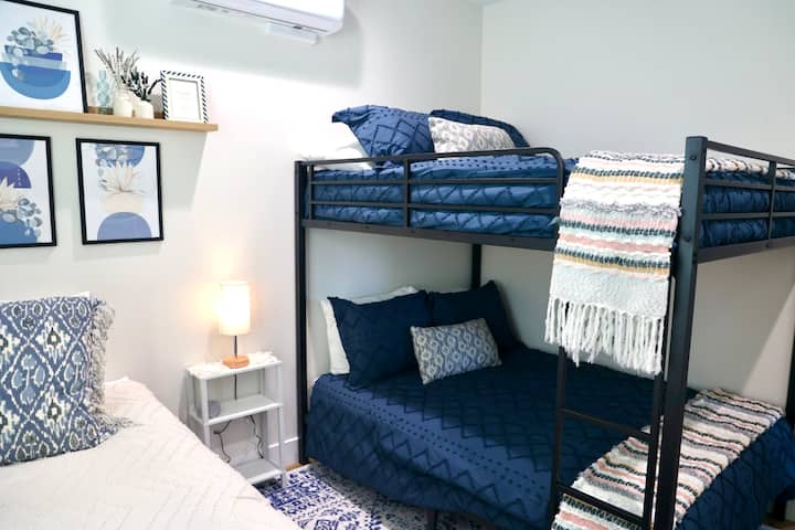 מיטות קומותיים ומיטת יחיד. 