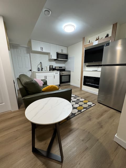 Successful Airbnb property: Modern & Cozy 1-Bedroom Basement in The Greens On Gardiner