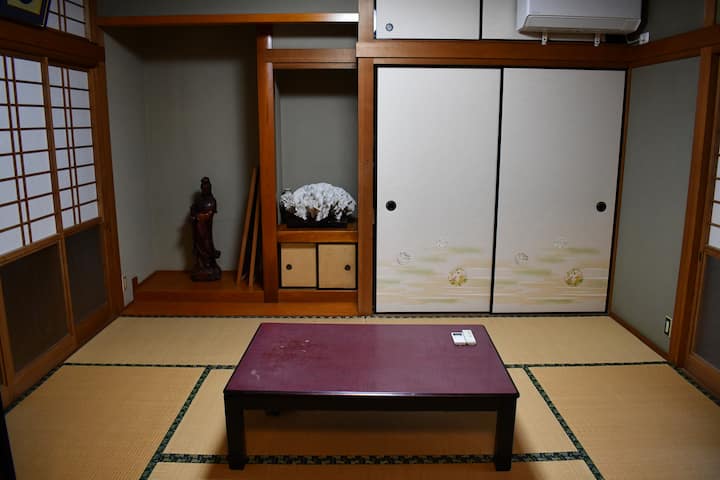 Chumba cha kulala cha mtindo wa Kijapani kina ukubwa wa mikeka 8 ya tatami.Tunatoa seti mbili za magodoro ya Kijapani kama seti ya kawaida.Ina kiyoyozi.Tafadhali epuka dawati na uweke futoni.