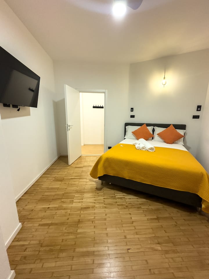 U drugoj spavaćoj sobi nalazi se isti krevet kao u glavnoj spavaćoj sobi kako bi se svim gostima pružila ista udobnost. Tu su i 42-inčni televizor i stalak za kapute. 