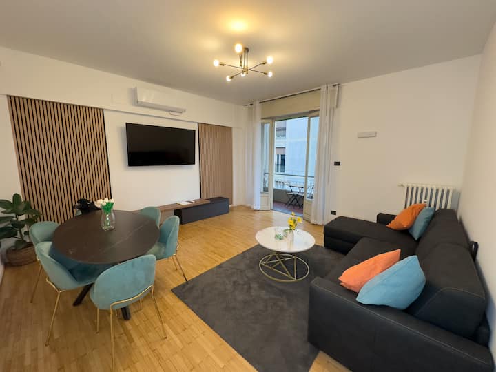 Veliki renovirani dnevni boravak s uglačanim parketom, kaučem koji se može pretvoriti u bračni krevet, dizajnerskim pločama koje upijaju zvuk, 65-inčnim televizorom, stolom za šest osoba s efektom crnog mramora i najsuvremenijim klima-uređajem za optimalnu udobnost.