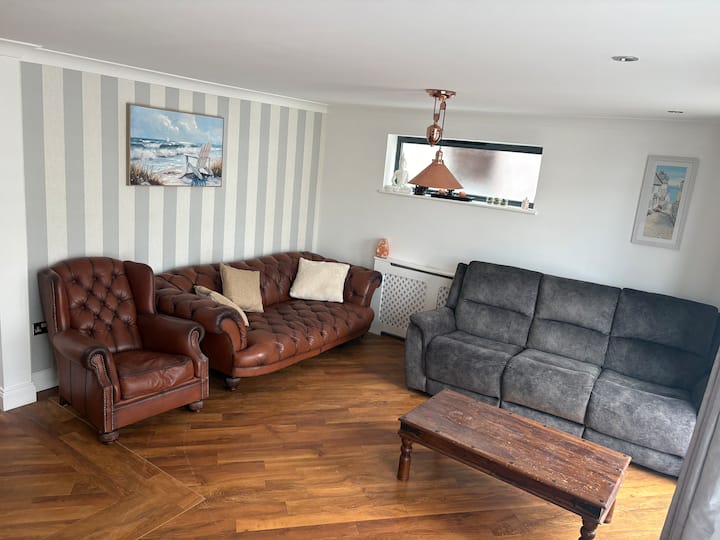 Entire Detached Town House - Southend-on-Sea