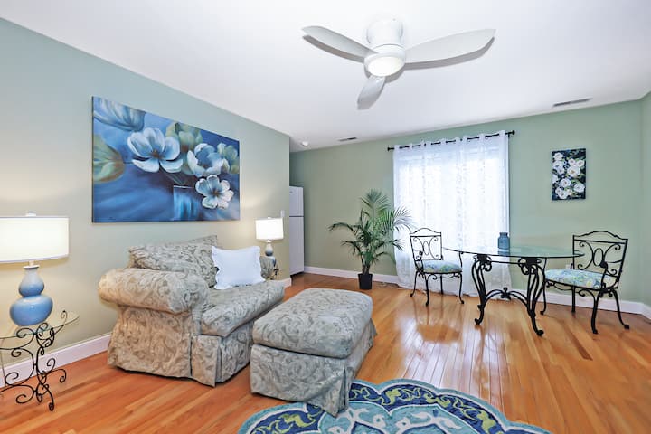 Hike Ski Bike Mts Ocean!
3rm Suite
1 Qn Bd W/d Gar - Manchester, NH