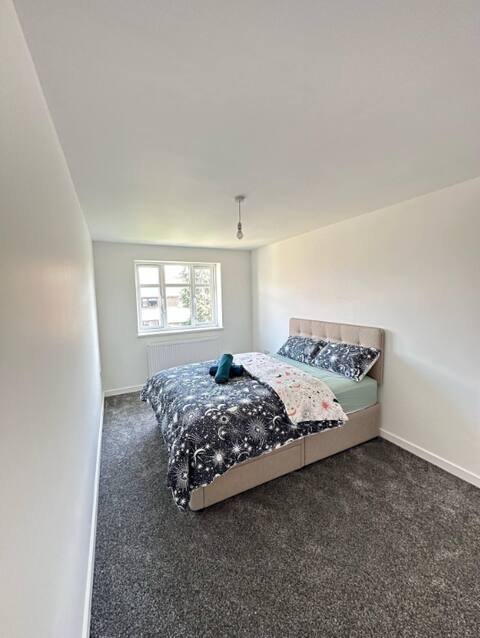 Successful Airbnb property: New 4-Bedroom Family + Free Parking in Brinnington And Central