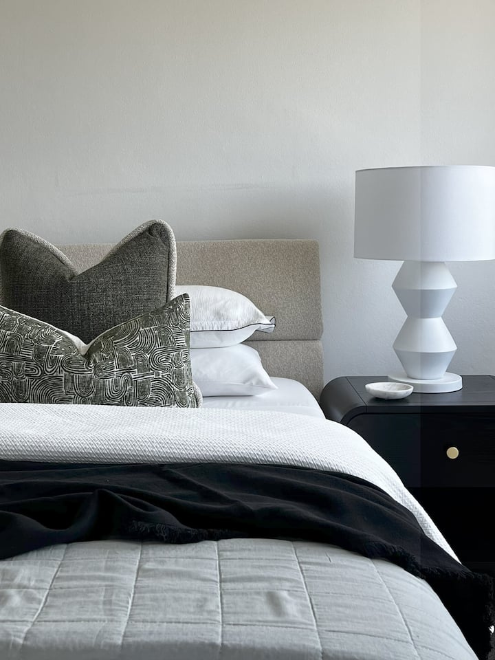 Main bedroom with King bed - brand new Emma mattress.