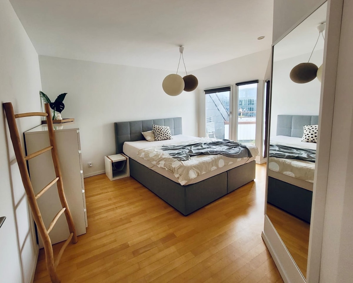 An apartment flooded with light in the very center of Cologne.