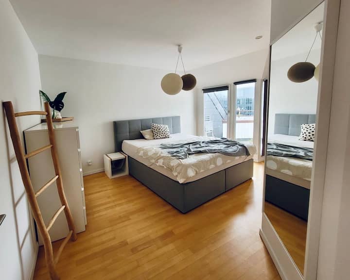 ห้องนอนพร้อมเตียงขนาดคิงไซส์และสิ่งอำนวยความสะดวกในการจัดเก็บของ 