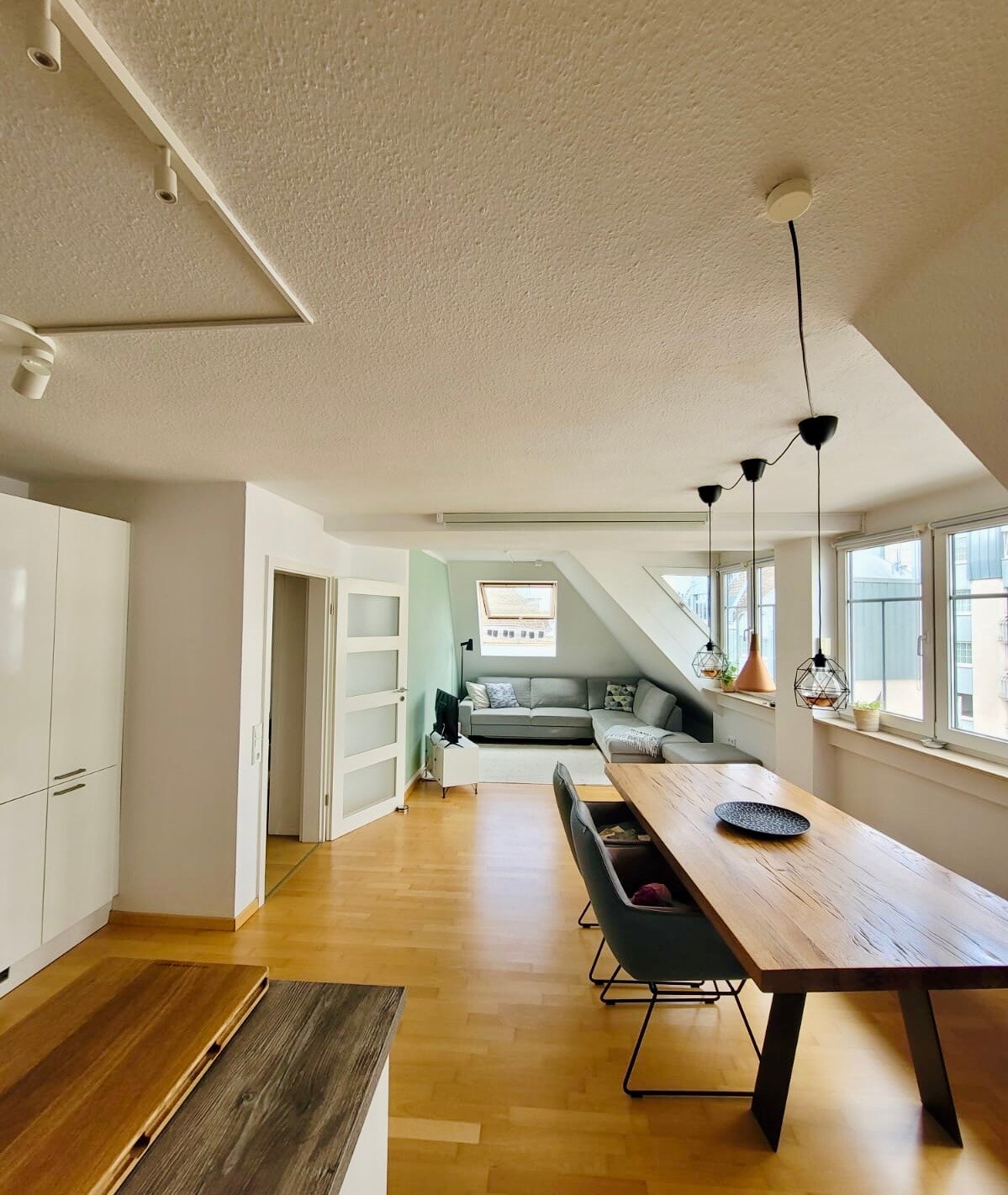 An apartment flooded with light in the very center of Cologne.