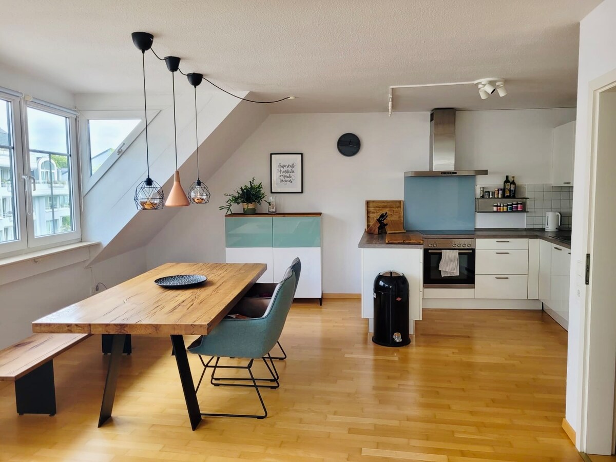 An apartment flooded with light in the very center of Cologne.