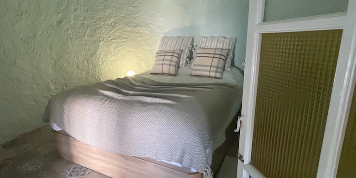 Quarto tranquilo totalmente dentro da caverna, ideal para uma noite de sono profundo.