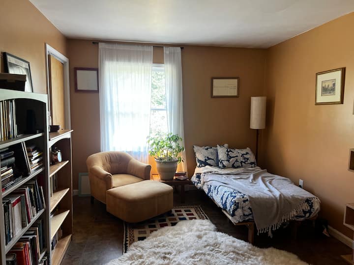 غرفة تضم سريرين صغيرين 