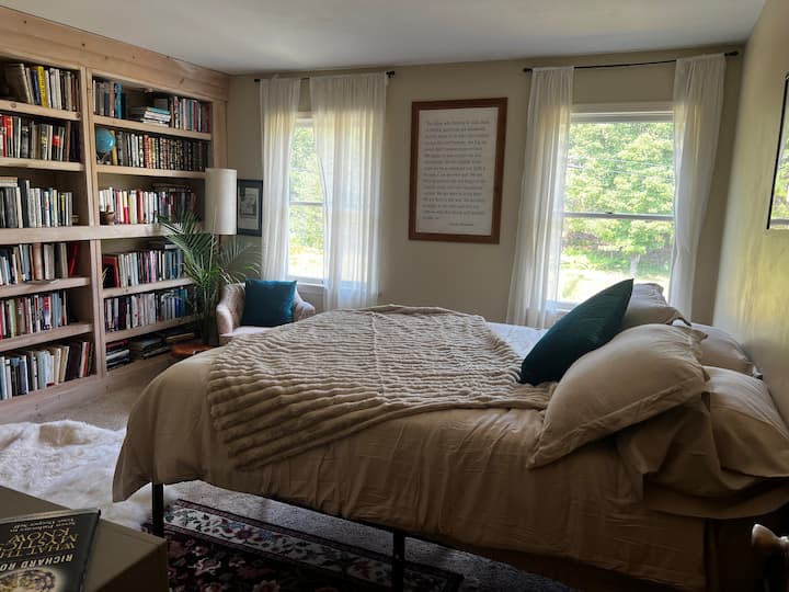 غرفة كوين، مرتبة ووسائد جديدة تمامًا. استمتع بقراءة كتاب في هذا المسكن الهادئ والمشرق الذي يحتوي على كرسيين للجلوس. مجهزة أيضًا بخزانة مخصصة. 