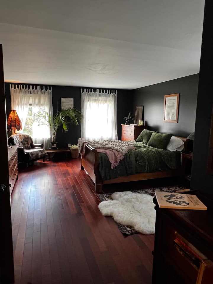 غرفة النوم الرئيسية بحمام كامل خاص. دش قائم. طلاء جديد في كل مكان. سرير كوين. 