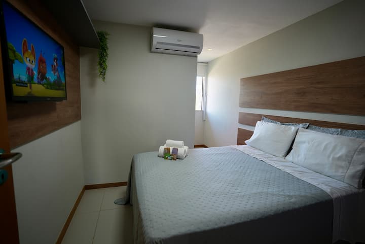 სრული კომპლექტით მოწყობილი Ivy Suite: ორმაგი საწოლი, ერთსაწოლიანი მატრასი, გარდერობი, ტელევიზორი, კონდიციონერი, ცხელი წყალი, სრული კომპლექტით თეთრეული საწოლისა და სააბაზანოსთვის, საპონი, შამპუნი 