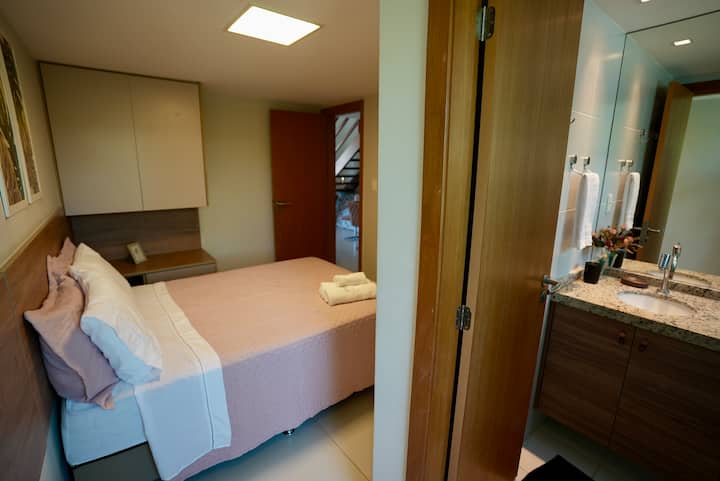 სრული Zeus Suite: საძინებელი და მისაღები ოთახი, ტელევიზორი, გარდერობი, საწოლის სივრცე, 1 ერთადგილიანი მატრასი, ცხელი წყალი, თეთრეული საწოლისა და სააბაზანოსთვის, საპონი, შამპუნი 