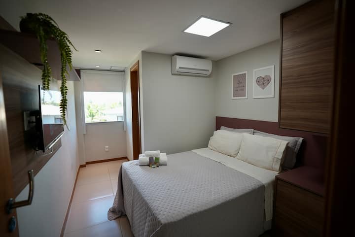 სრული აფროდიტეს ლუქსი: ორმაგი საწოლი, 1 ერთადგილიანი მატრასი, ტელევიზორი, კონდიციონერი, კარადა, ცხელი წყალი, სრული თეთრეული საწოლისა და სააბაზანოსთვის, საპონი, შამპუნი, გამამუქებელი ფარდა.