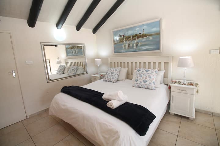 Uvongo Cabanas 14B, predivan smještaj s tri spavaće sobe u kompleksu na plaži u Uvongu. Glavna spavaća soba nalazi se na katu s vlastitom kupaonicom s kadom. Odlično odredište za odmor.