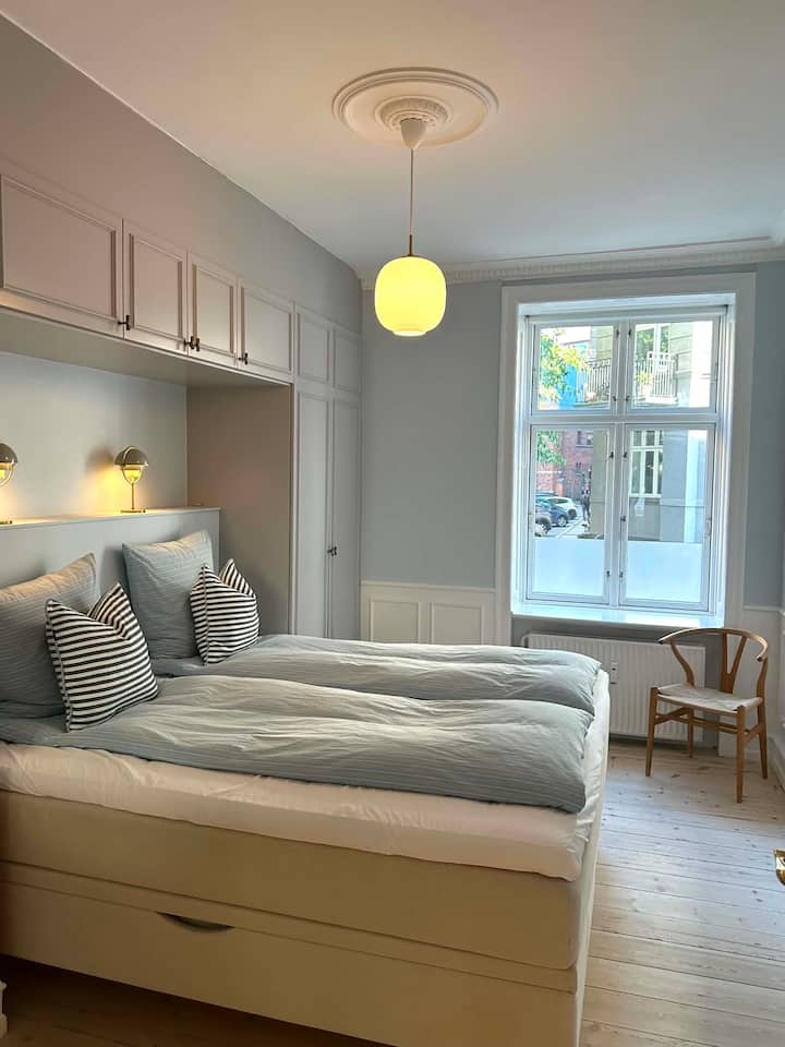 Chambre avec un grand lit double, 180 x 200
