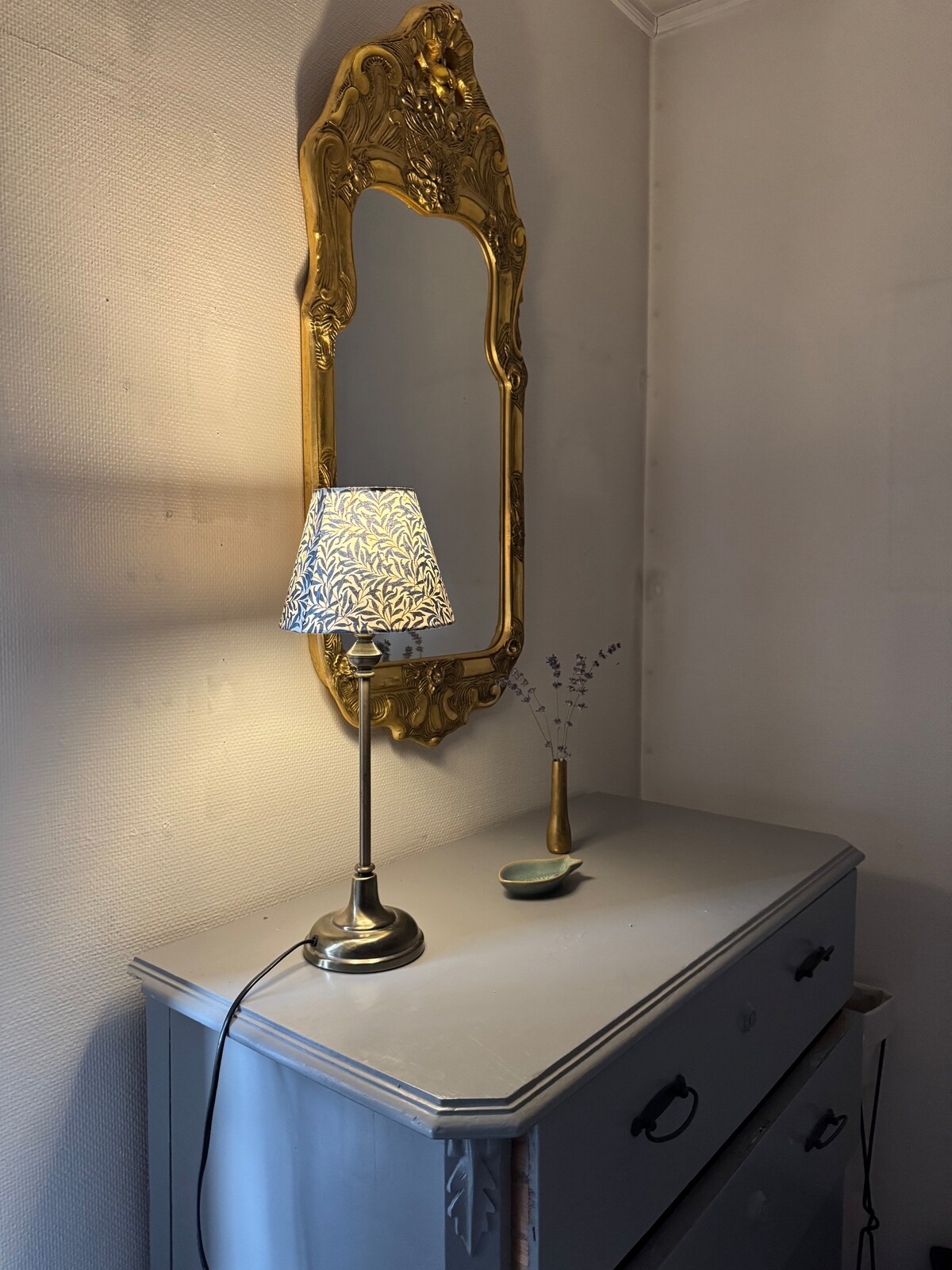 Dormitorio con espacio suficiente para la ropa