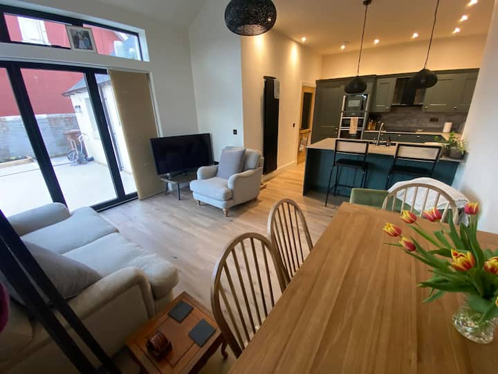 Three Bedroom House, Open Plan Cottage. - Livingston