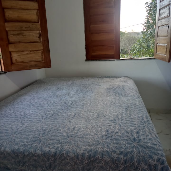 Táto izba je mimo prízemného domu, má normálne schodisko s veľkým prístupom 