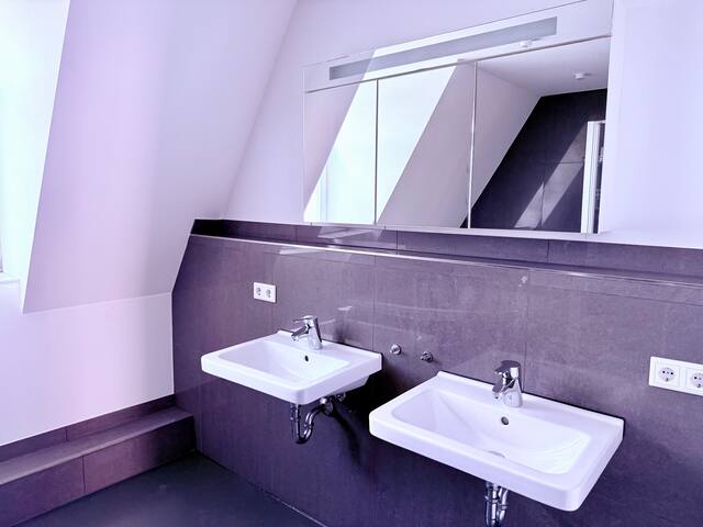 Riesige Dachgeschoss-Wohnung in zentraler Lage gallery image 5
