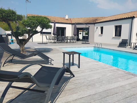 Villa with private pool 15 minutes from the beaches!